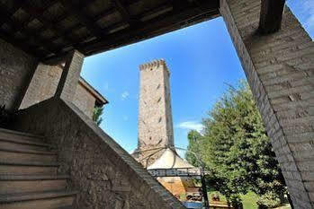 Agriturismo Le Due Torri Torre Quadrano スペッロ エクステリア 写真