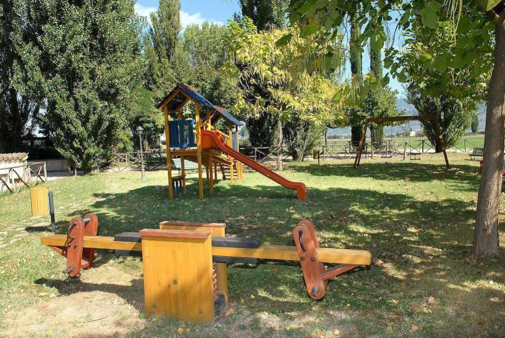 Agriturismo Le Due Torri Torre Quadrano スペッロ エクステリア 写真
